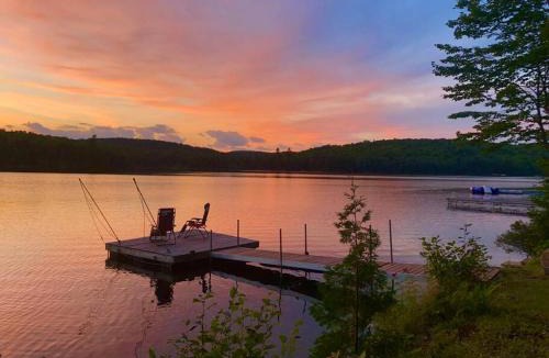 Hastings Highlands House | Dawson Loop Inn 3BR Lakefront Chalet Style Cottage
