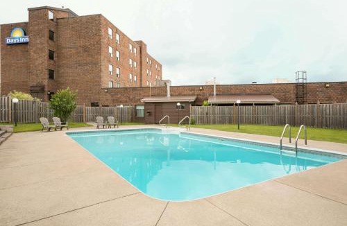 Renfrew Hotel | Days Inn by Wyndham Renfrew Conference Centre
