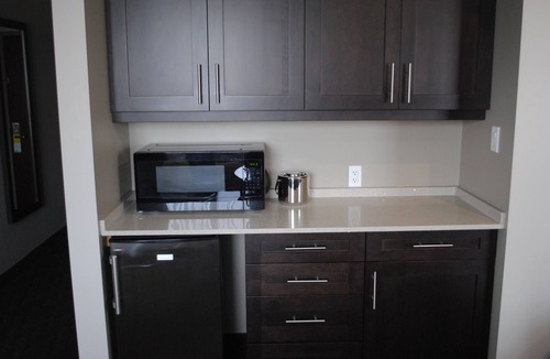 Lindsay Hotel | Days Inn & Suites by Wyndham Lindsay