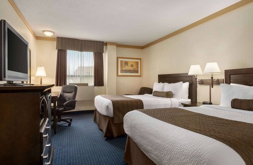 Algoma District Hotel | Days Inn & Suites by Wyndham Sault Ste. Marie ON
