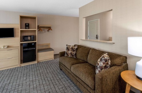 Duluth Hotel | Days Inn & Suites by Wyndham Duluth by the Mall