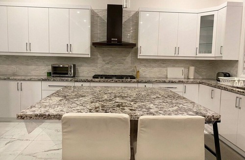 Pickering House | Dazzling Modern Home Next to Beach & Go Station