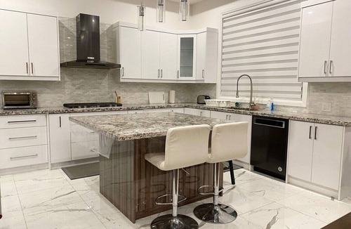 Pickering House | Dazzling Modern Home Next to Beach & Go Station