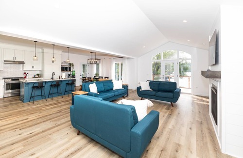 Haliburton Cottage | Deer Point Cove | Modern Lakefront Retreat on Lake Kashagawigamog
