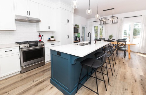 Haliburton Cottage | Deer Point Cove | Modern Lakefront Retreat on Lake Kashagawigamog