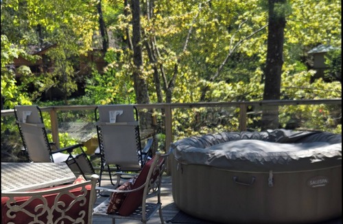 Selwyn Cottage | DELIGHTFUL 2 bedroom lake cottage on Stoney lake Booking for Fall colour's