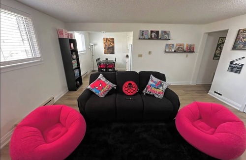 Port Dover Apartment | Deluxe 2BD Movie Lounge Unit in Port Dover