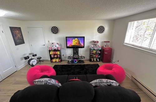 Port Dover Apartment | Deluxe 2BD Movie Lounge Unit in Port Dover