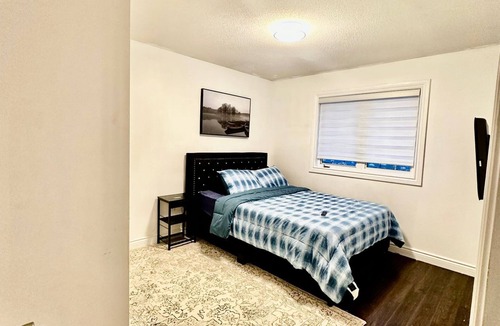 Gateway House | Deluxe Queen in the heart of Heartland