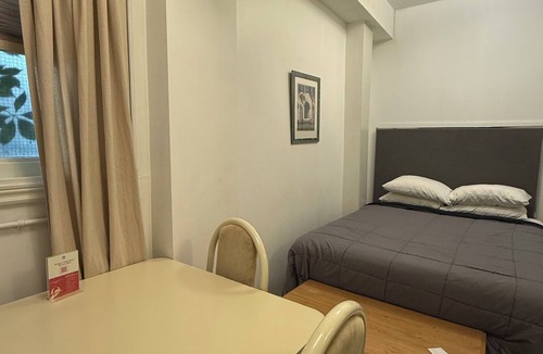 St. Lawrence Apartment | Deluxe Queen Suite, Private Bathroom & Kitchenette