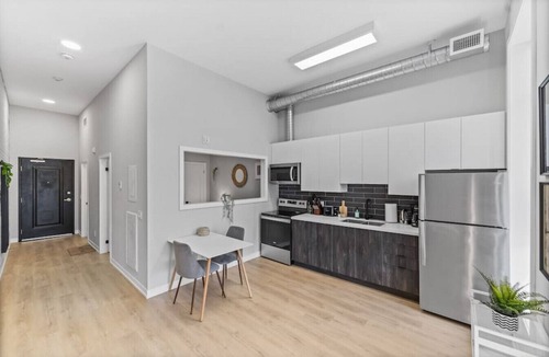 Peterborough Apartment | Designer Loft 1BR Exposed Brick Bay Windows