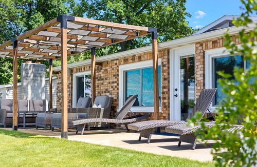 Detroit Lakes House | Detroit Lakes Lakeside Dambo Troll Hunting Fall Retreat.