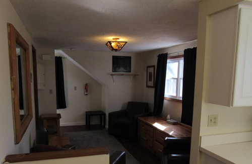 Wading River House | DeWolfe Hall West Apartment with access to LI Sound