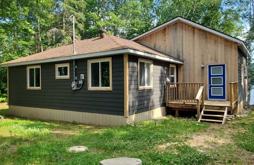 Highland Grove House | Diamond lake waterfront cottage just west of Bancroft