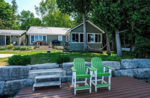 Selwyn Cottage | Discounted rates at spacious Kawartha cottage.