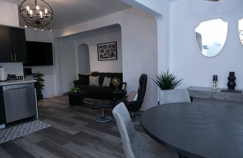 Port Dalhousie Apartment | Discover a charming haven in Port Dalhousie.With our own private parking lot.