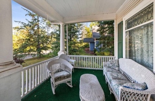 Almelund House | Dogs O.K Historic River Home: 6 Beds, 4 Bedrooms, 10 People,