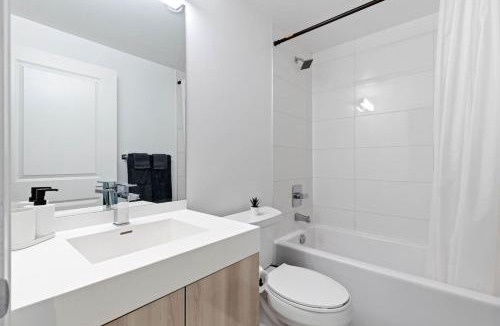 Garden District House | Downtown 2 bedroom Condo with Private Balcony