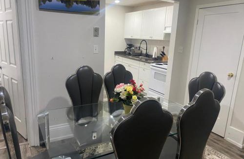 Bowmanville Apartment | Downtown Apartment 6-7 people