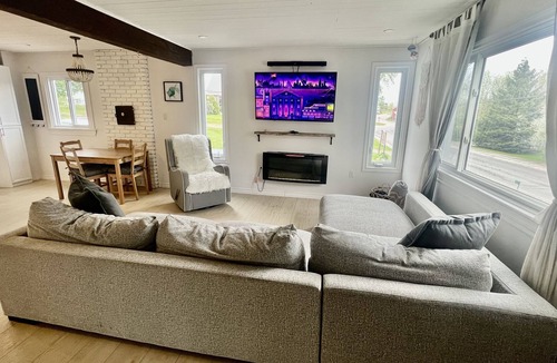 Calabogie House | Downtown Calabogie vacation getaway. Walking distance to so much ! w/Hottub