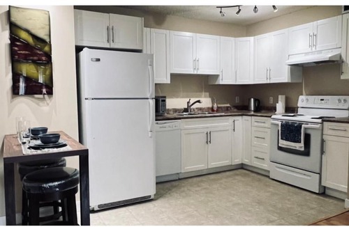 Downtown Edmonton House | Downtown Central Edmonton Entire Unit Condo 12 inches thick Mattress Non Smoking
