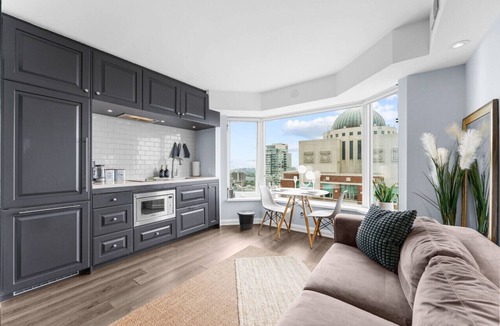 Midtown Toronto Apartment | Downtown Condo Near City Attractions and UofT Campus - Direct Access to Subway