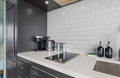 Midtown Toronto Apartment | Downtown Condo Near City Attractions and UofT Campus - Direct Access to Subway