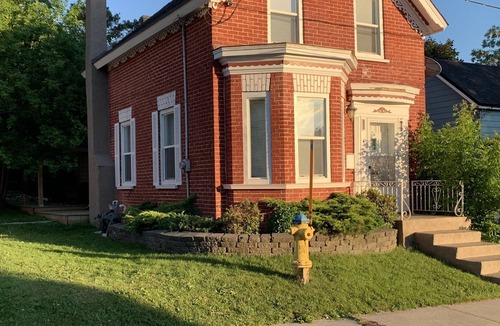 Brockville House | Downtown Escape- Cozy updated home with Hottub