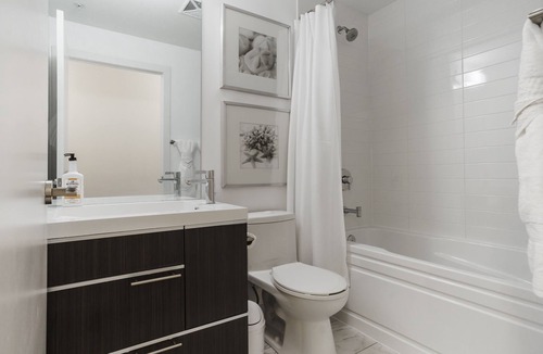 Financial District Condo | Downtown-Modern-Bright Steps to Shangri-La Hotel