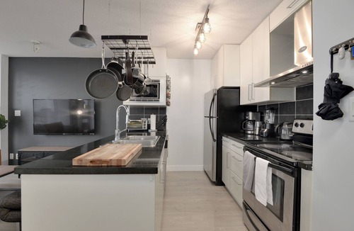 Gastown Condo | Downtown Modern-Industrial Condo 2bd/2bth + Parking