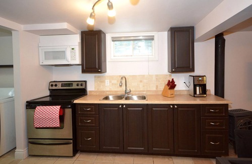 London Apartment | Downtown Quaint & Quiet Basement Apartment