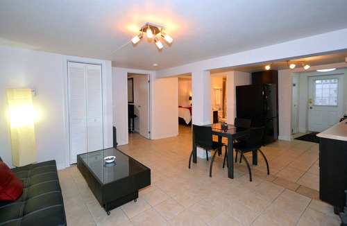 London Apartment | Downtown Quaint & Quiet Basement Apartment