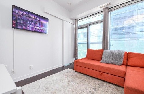 Toronto Entertainment District Apartment | Downtown Toronto condo mins from Scotiabank arena, TIFF, CN TOWER, UNION, MTCC