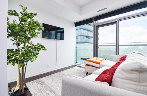 Toronto Entertainment District Apartment | Downtown Toronto condo mins from Scotiabank arena, TIFF, CN TOWER, UNION, MTCC