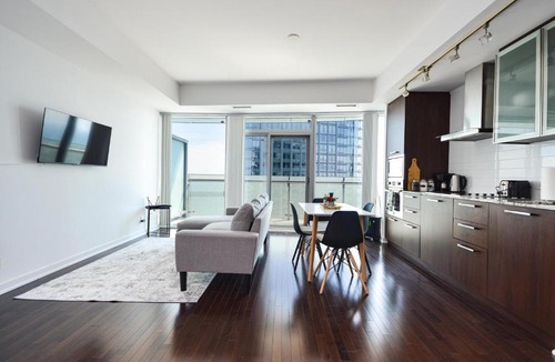 Toronto Entertainment District Apartment | Downtown Toronto condo mins from Scotiabank arena, TIFF, CN TOWER, UNION, MTCC