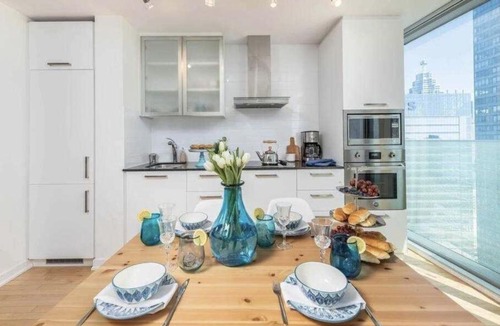 Toronto Entertainment District Apartment | Downtown Toronto Condo near CN Tower