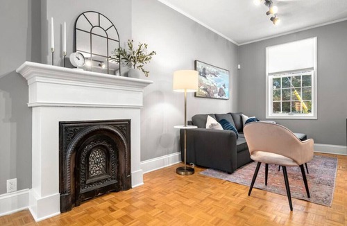 Kingston Apartment | Downtown Victorian townhouse