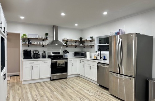 Bewdley Cottage | Dreamy & Comfy Lake Oasis ~ Hot Tub ~ Heated Pool ~ Dock - Coffee Bar