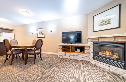 Oro-Medonte Apartment | Dual Suites: Ample Space, King Beds, Jacuzzi, Pool