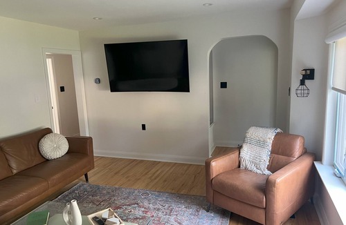 Belleville House | East Hill Nook - Quiet east hill neighborhood