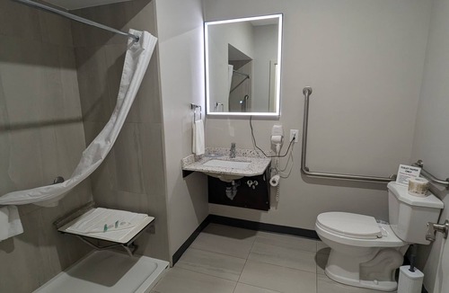 Cochrane Hotel | Econo Lodge