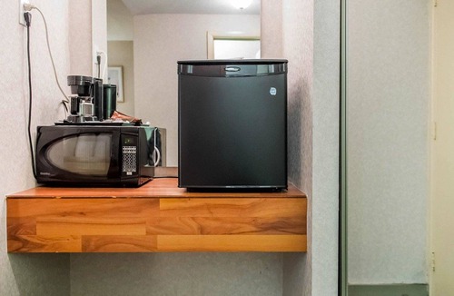 Smiths Falls Hotel | Econo Lodge