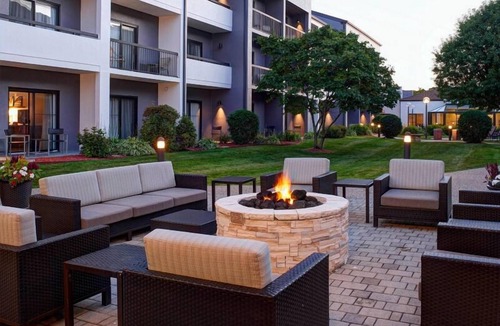 Eden Prairie Resort | Eden Prairie Getaway! Indoor Swimming Pool, Pets Are Allowed with Fee