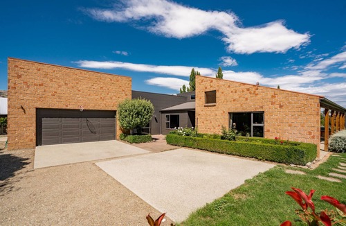 Mount Pisa House | Edgewater Escape - Cromwell Holiday Home