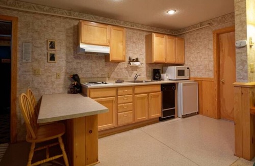 Orr Resort | Elbow Lake Lodge: Bears Den Studio Suite