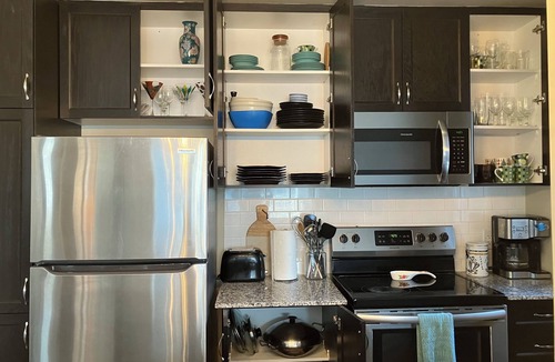 Ottawa Division Apartment | Elegant 2 bdrm Home w/King Bed & free parking