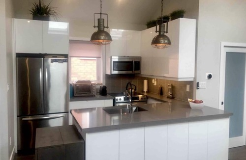 Toronto House | Elegant 2-Bedroom Bungalow with Outdoor Oasis and Modern Conveniencesnn