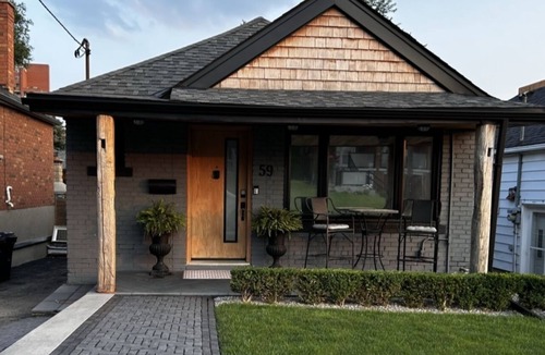 Toronto House | Elegant 2-Bedroom Bungalow with Outdoor Oasis and Modern Conveniencesnn