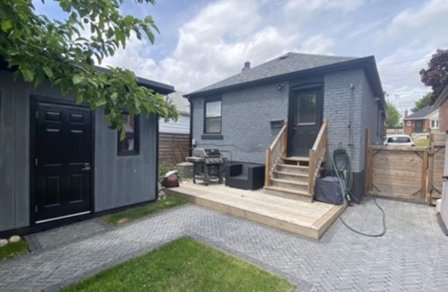 Toronto House | Elegant 2-Bedroom Bungalow with Outdoor Oasis and Modern Conveniencesnn