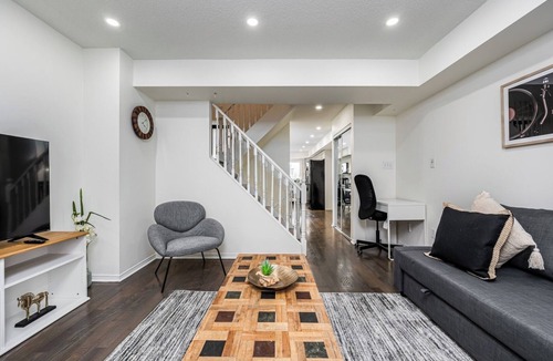 East Credit Condo | Elegant 2 Bedroom Townhome